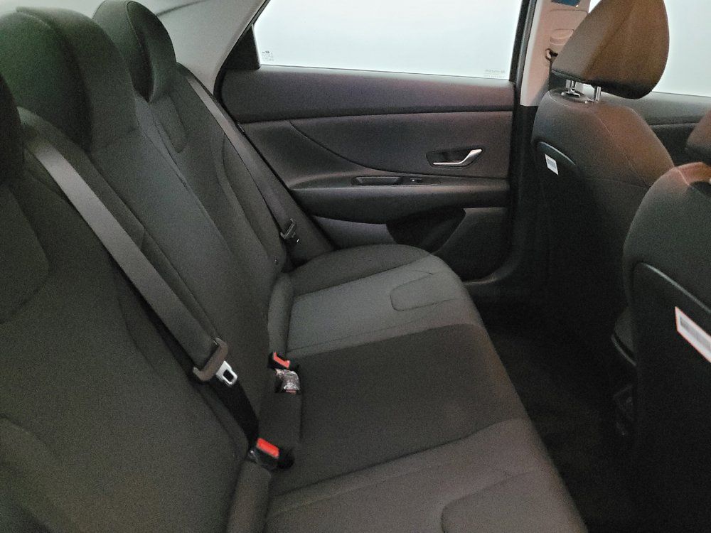 Used 2025 Hyundai Elantra SE FWD image 19