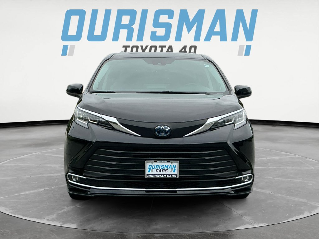 Used 2021 Toyota Sienna XLE w/ XLE Plus Package FWD image 2