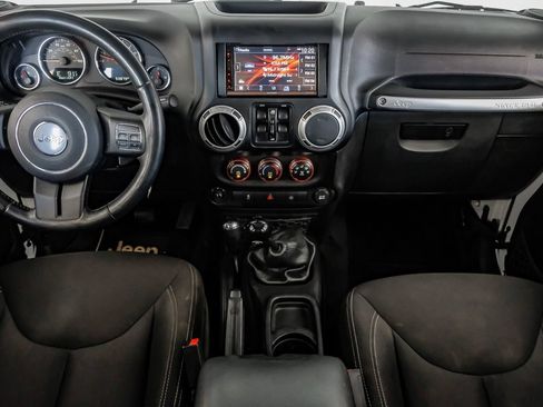 Used 2016 Jeep Wrangler Unlimited Sahara w/ Connectivity Group AWD/4WD image 13