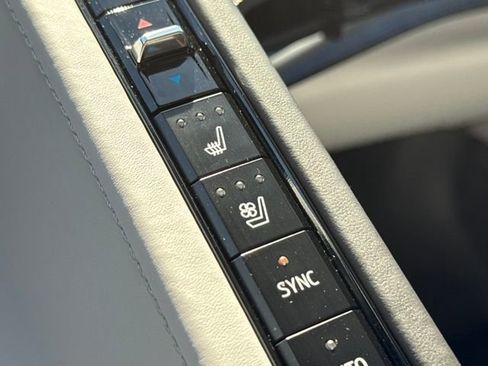 Used 2023 Chevrolet Corvette Stingray Premium Cpe w/ Z51 Performance Package image 23