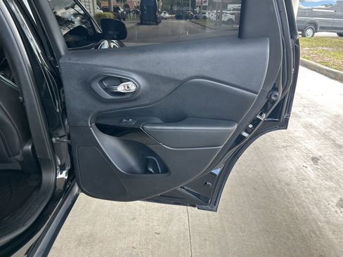 Used 2019 Jeep Cherokee Latitude Plus image 28
