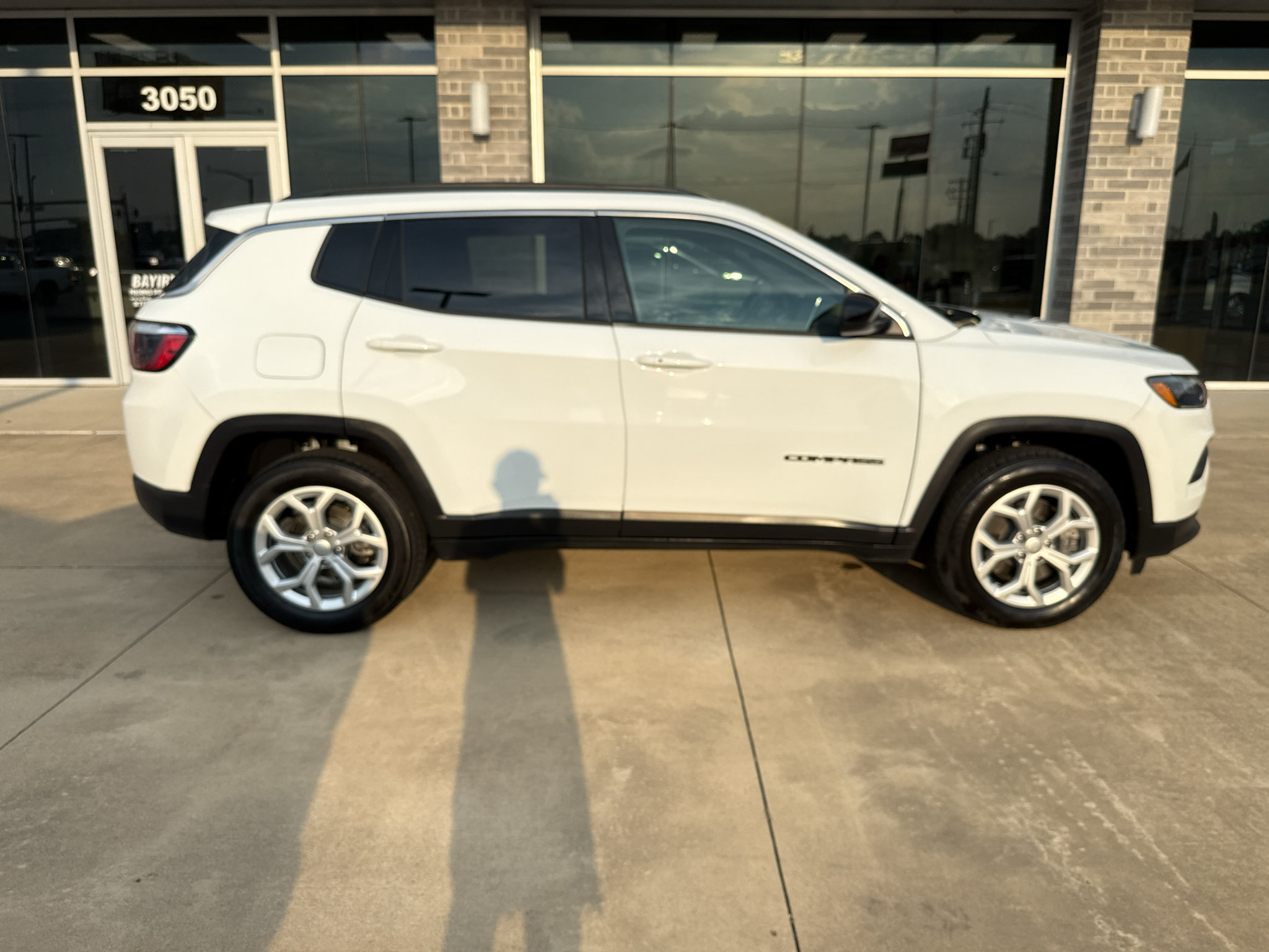 Used 2024 Jeep Compass Latitude AWD/4WD image 8