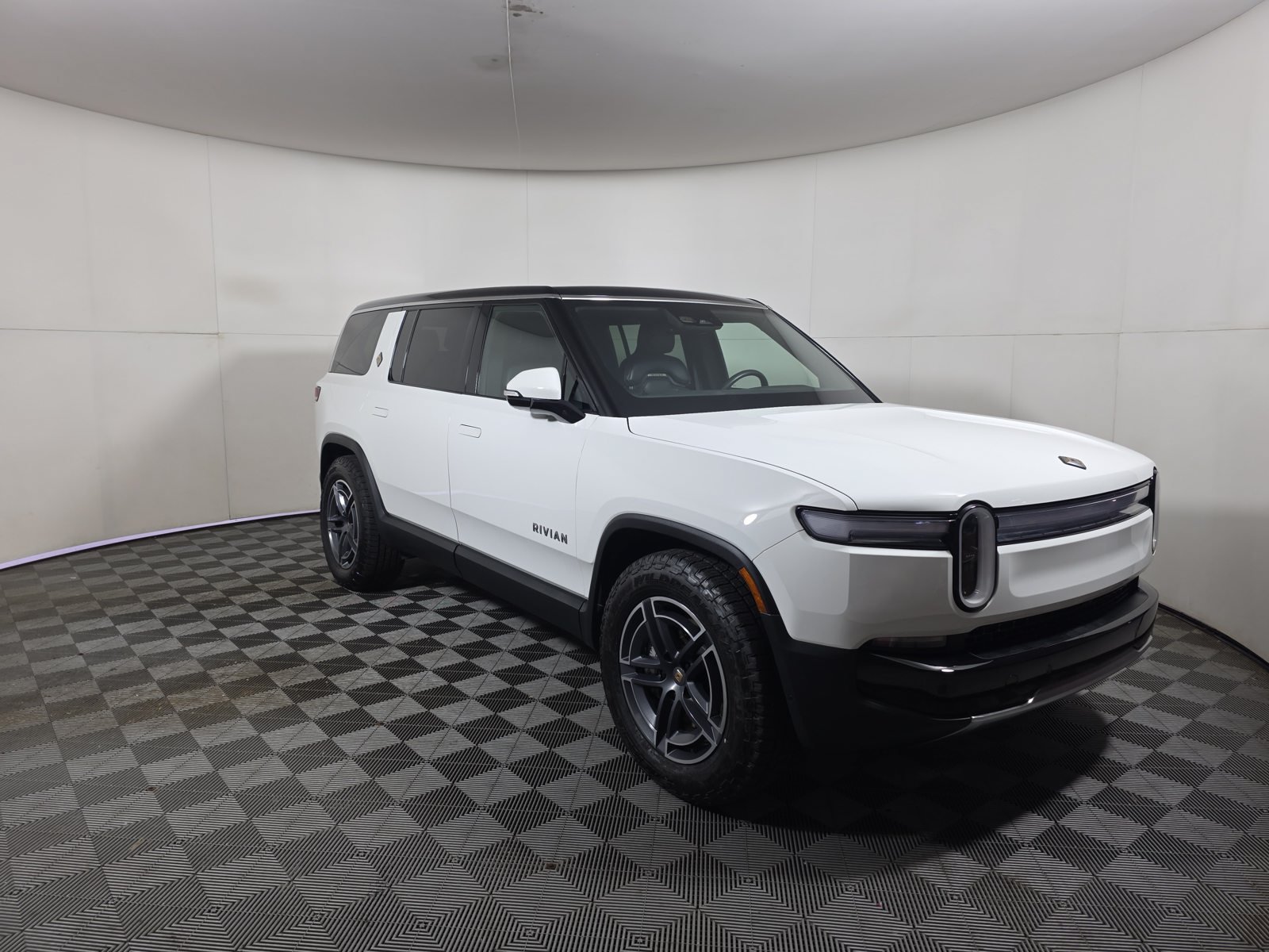 Used 2025 Rivian R1S Adventure Dual AWD/4WD image 7