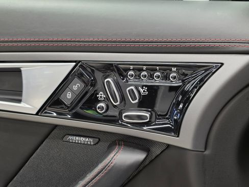 Used 2016 Jaguar F-TYPE R image 15