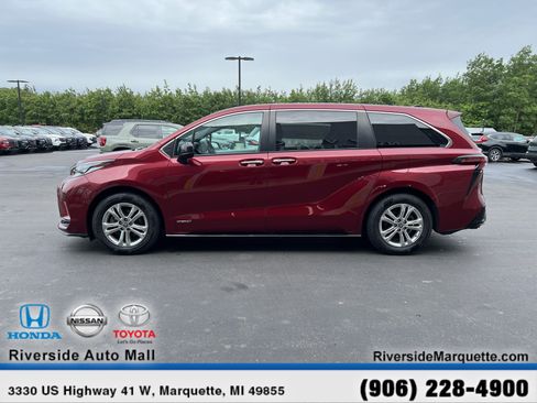 Used 2021 Toyota Sienna XSE AWD/4WD image 4