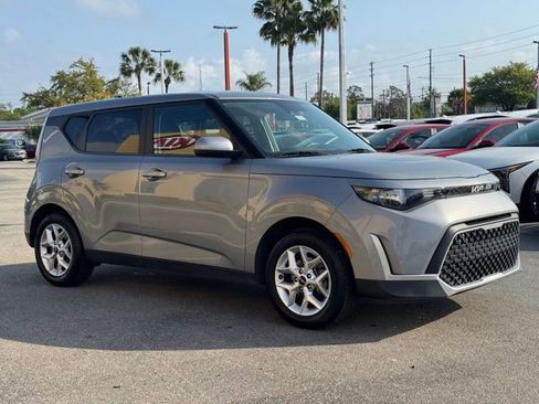 Certified 2023 Kia Soul LX w/ LX Technology Package FWD image 4