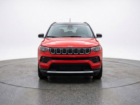 Used 2025 Jeep Compass Limited AWD/4WD image 2