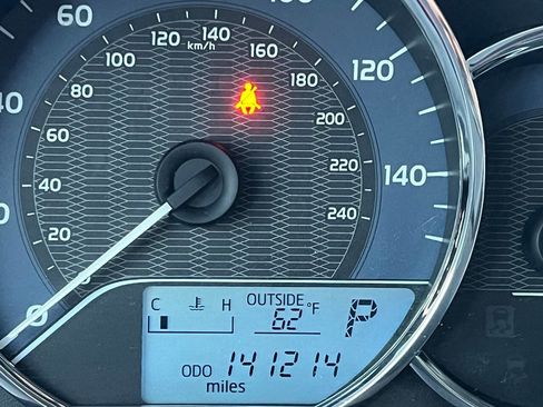 Used 2015 Toyota Corolla LE image 19