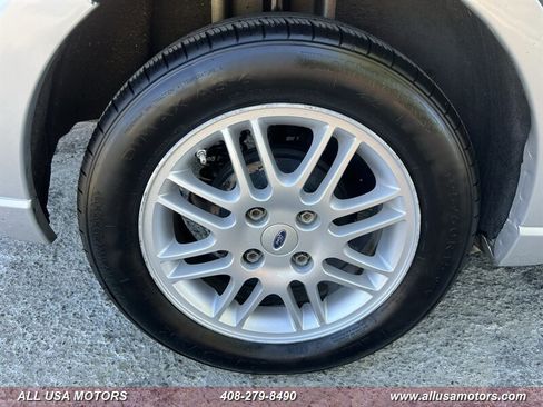 Used 2010 Ford Focus SE FWD image 12