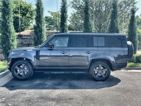 Used 2025 Land Rover Defender 130 X-Dynamic SE image 2