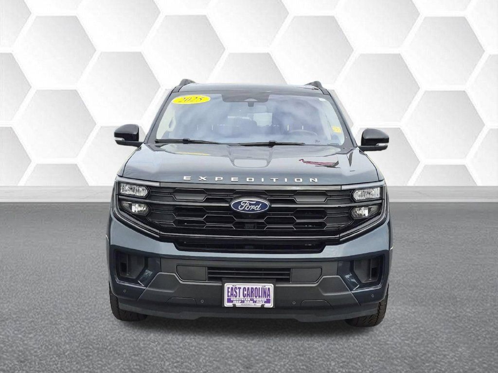 Used 2025 Ford Expedition Active AWD/4WD image 8