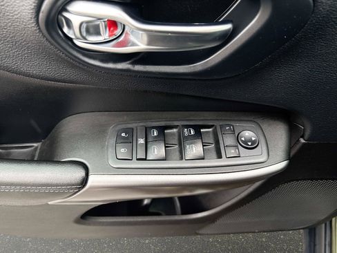 Used 2019 Jeep Cherokee Latitude Plus w/ Cold Weather Group image 19