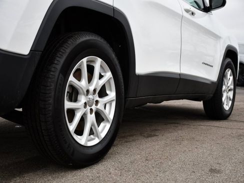 Used 2018 Jeep Cherokee Latitude Plus w/ Comfort/Convenience Group image 9