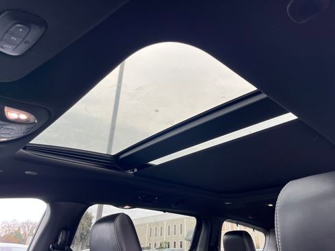 Used 2025 Chrysler Pacifica Limited image 29