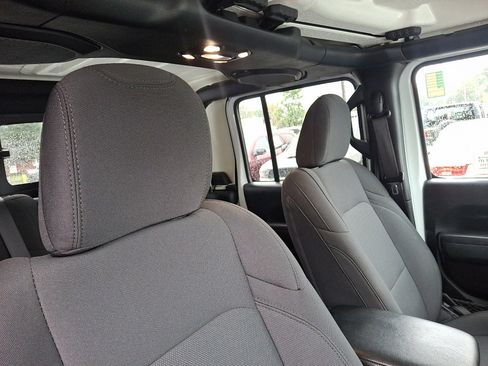 Certified 2022 Jeep Gladiator Willys image 13