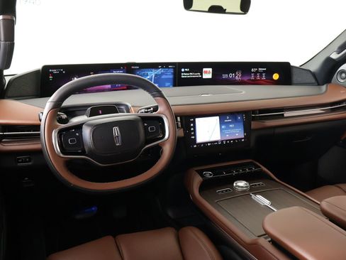 Used 2026 Lincoln Navigator Reserve AWD/4WD image 2