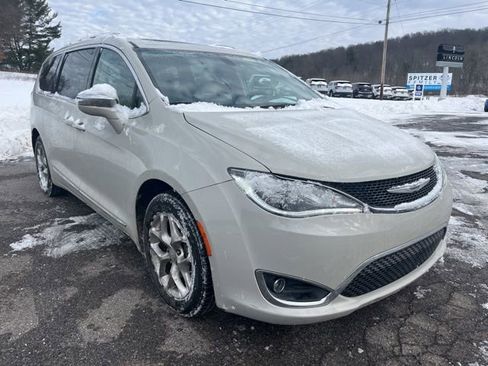 Used 2017 Chrysler Pacifica Limited image 3