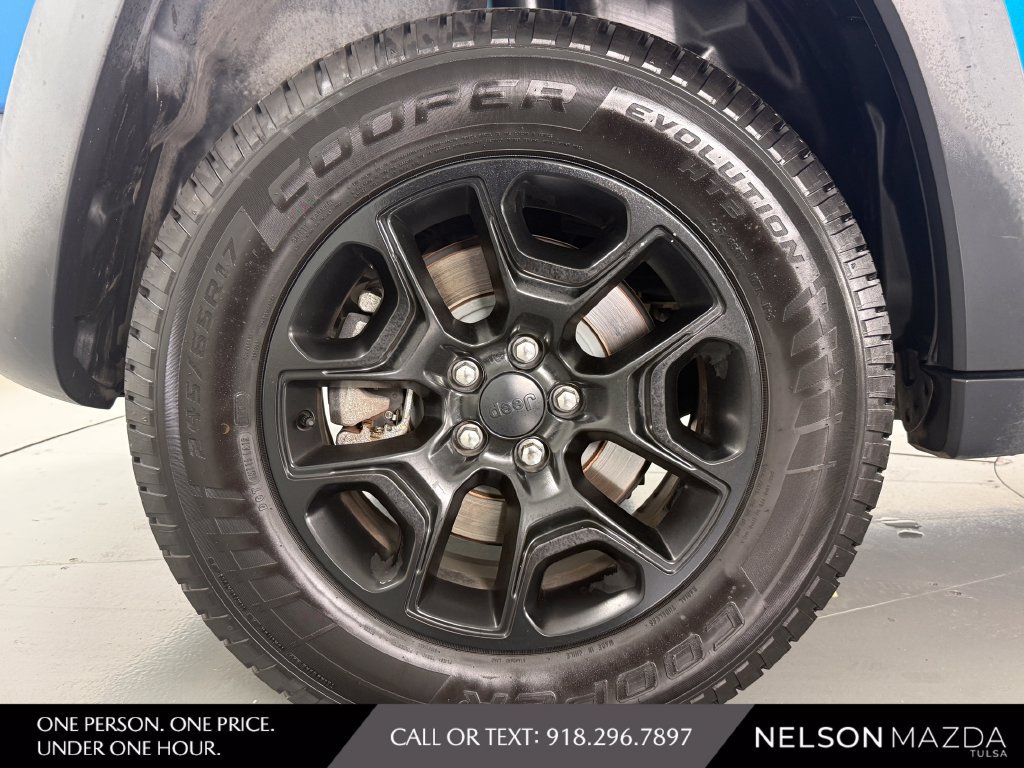 Used 2019 Jeep Cherokee Trailhawk w/ Comfort/Convenience Group AWD/4WD image 13