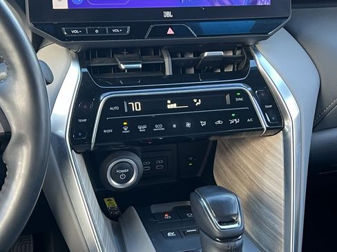Used 2023 Toyota Venza Limited image 18