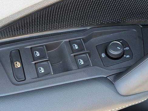 Used 2025 Volkswagen Tiguan SE R-Line AWD/4WD image 19