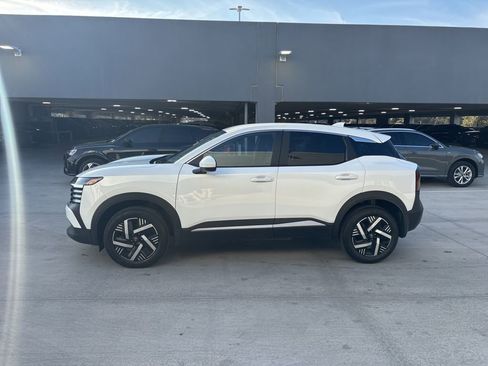 Used 2025 Nissan Kicks SV image 9