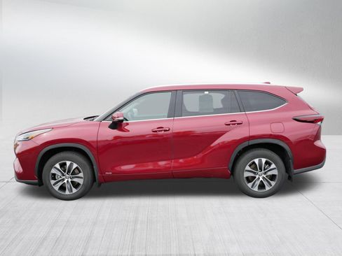 Used 2024 Toyota Highlander XLE AWD/4WD image 4