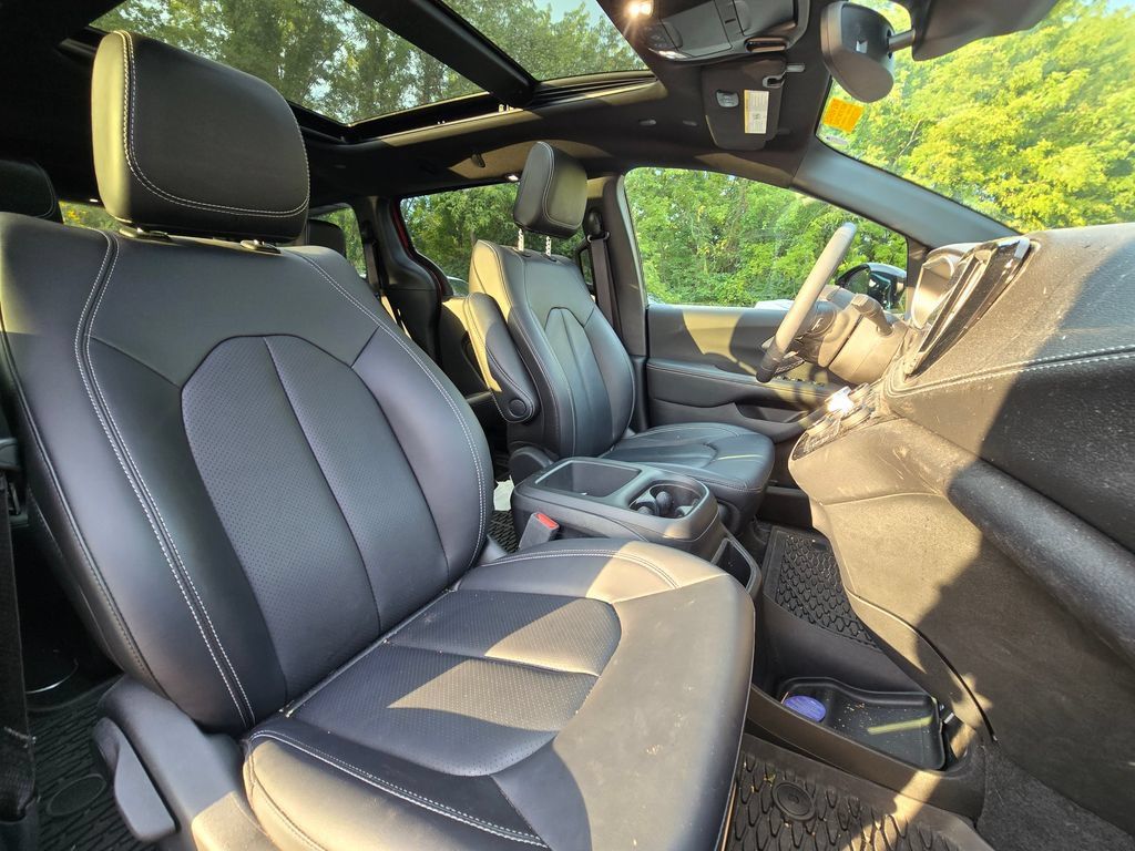 Used 2025 Chrysler Pacifica Select AWD/4WD image 24