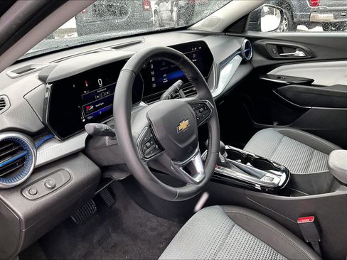 Used 2025 Chevrolet Trax LT w/ LT Convenience Package image 8