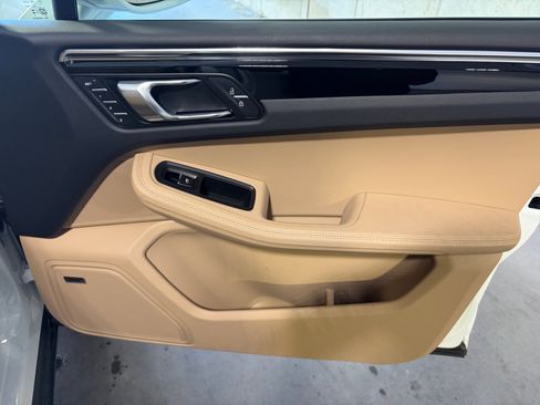 Certified 2026 Porsche Macan AWD/4WD image 24