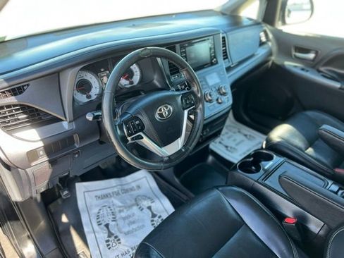 Used 2018 Toyota Sienna SE image 12