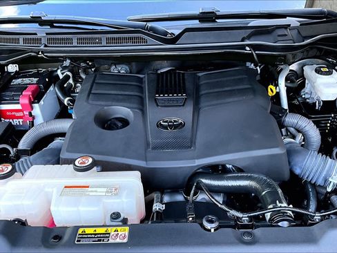 Used 2022 Toyota Tundra SR5 w/ SR5 Premium Package AWD/4WD image 31