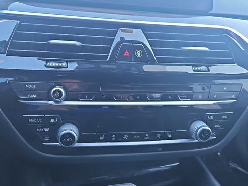 Used 2019 BMW 530i w/ Convenience Package image 17