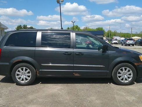 Used 2011 Chrysler Town & Country Touring-L w/ Entertainment Group #2 FWD image 3