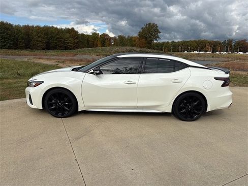 Used 2023 Nissan Maxima SR w/ Sport Mat Group image 2