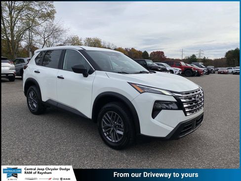 Used 2024 Nissan Rogue S image 1