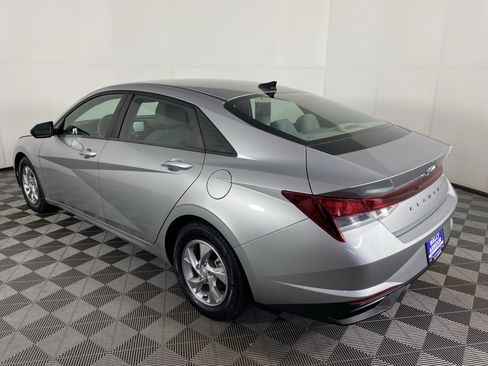 Used 2021 Hyundai Elantra SE FWD image 8