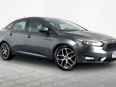 Used 2018 Ford Focus SE w/ SE Appearance Package FWD image 1