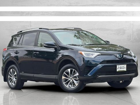 Used 2018 Toyota RAV4 LE AWD/4WD image 2