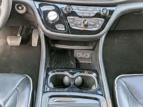 Used 2025 Chrysler Pacifica Limited FWD image 20