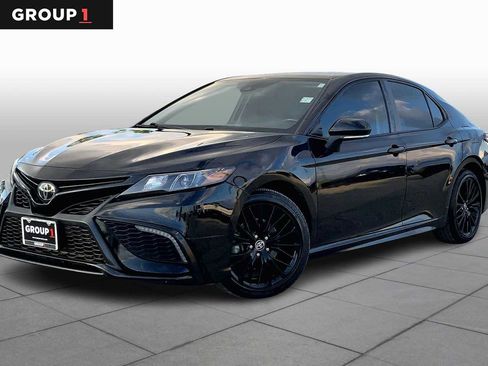 Used 2022 Toyota Camry SE image 1