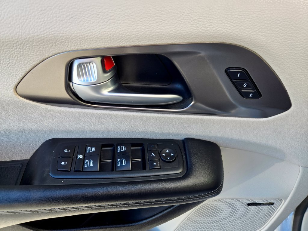 Used 2017 Chrysler Pacifica Limited FWD image 12
