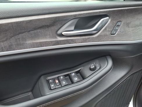 Used 2025 Jeep Grand Cherokee Limited w/ Luxury Tech Group II image 13