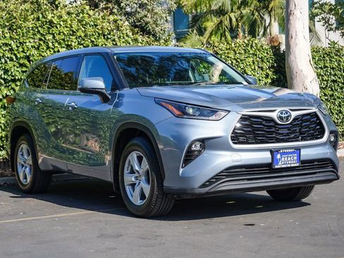 Used 2021 Toyota Highlander LE AWD/4WD image 3