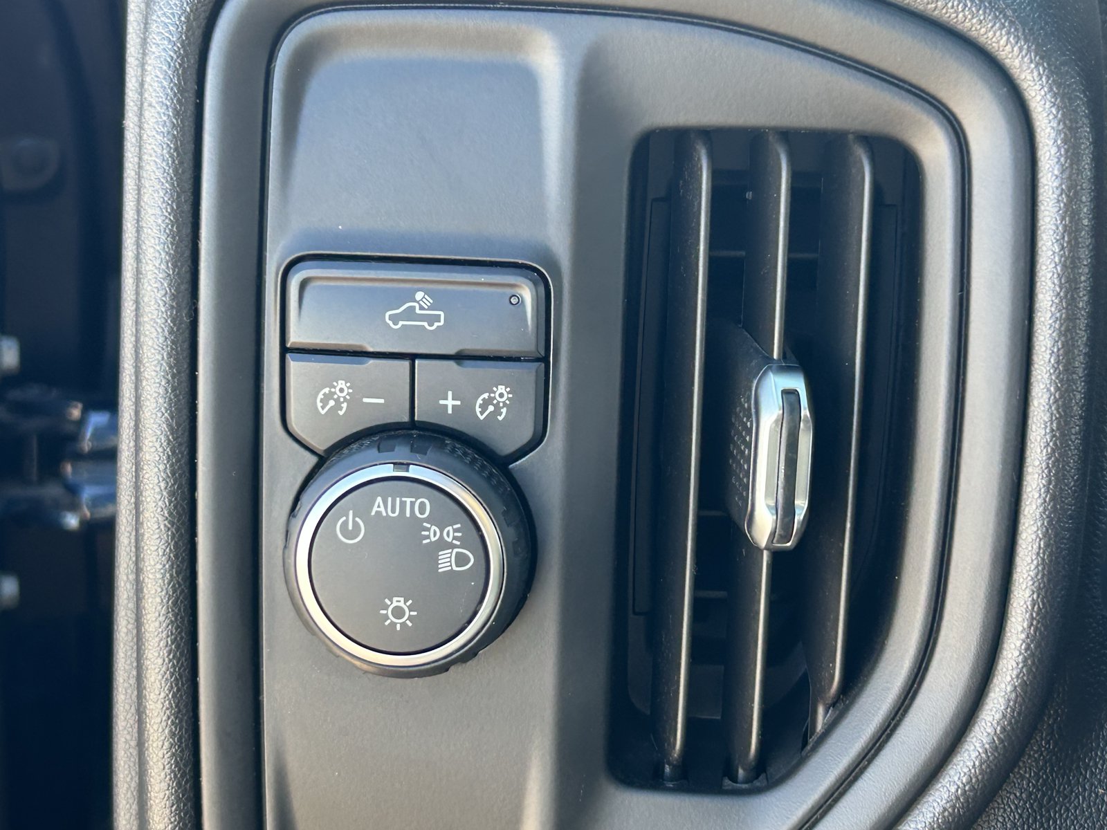 Used 2021 Chevrolet Silverado 1500 Custom RWD image 18