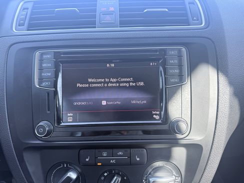 Used 2017 Volkswagen Jetta SE image 4