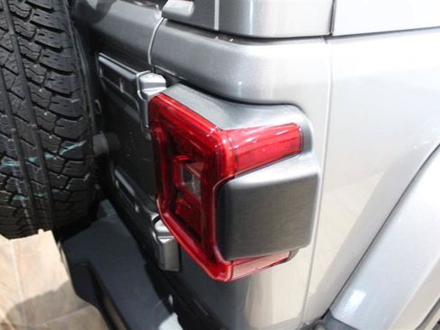 Used 2019 Jeep Wrangler Unlimited Sahara AWD/4WD image 12