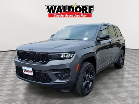Used 2025 Jeep Grand Cherokee Altitude AWD/4WD image 7