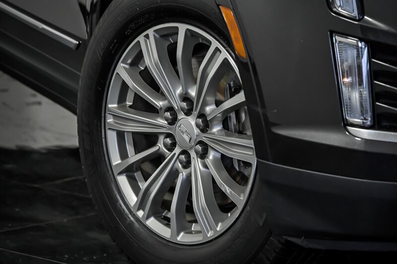 Used 2018 Cadillac XT5 Luxury AWD/4WD image 3