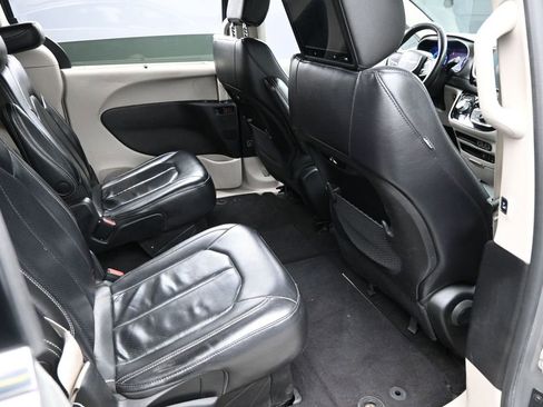 Used 2022 Chrysler Pacifica Touring-L FWD image 36