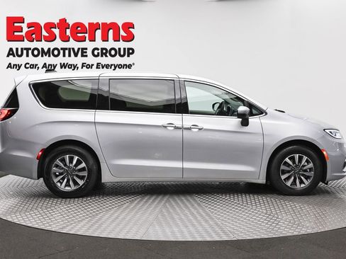 Used 2023 Chrysler Pacifica Touring-L FWD image 4